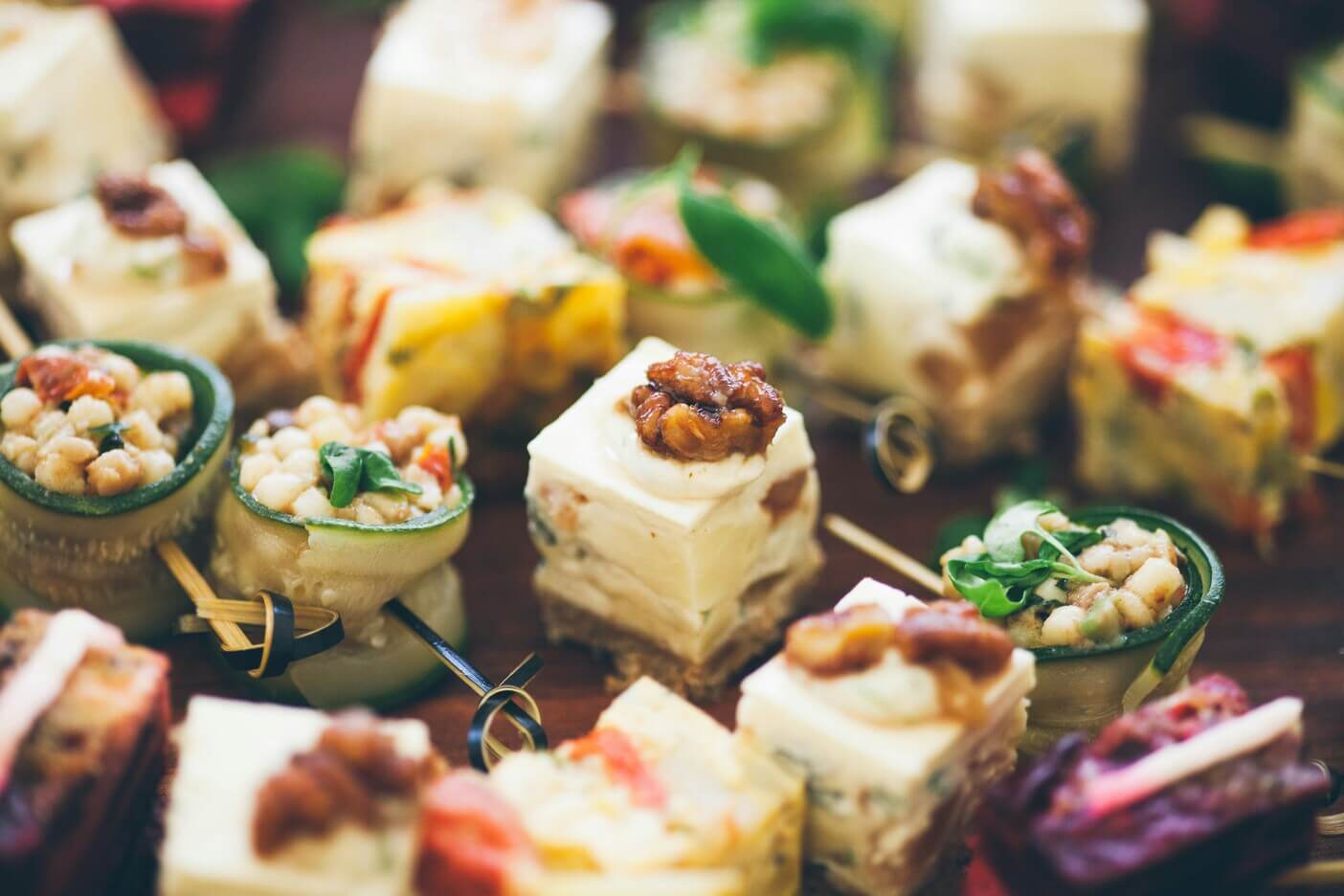 Canapés servidos para los asistentes de una celebración