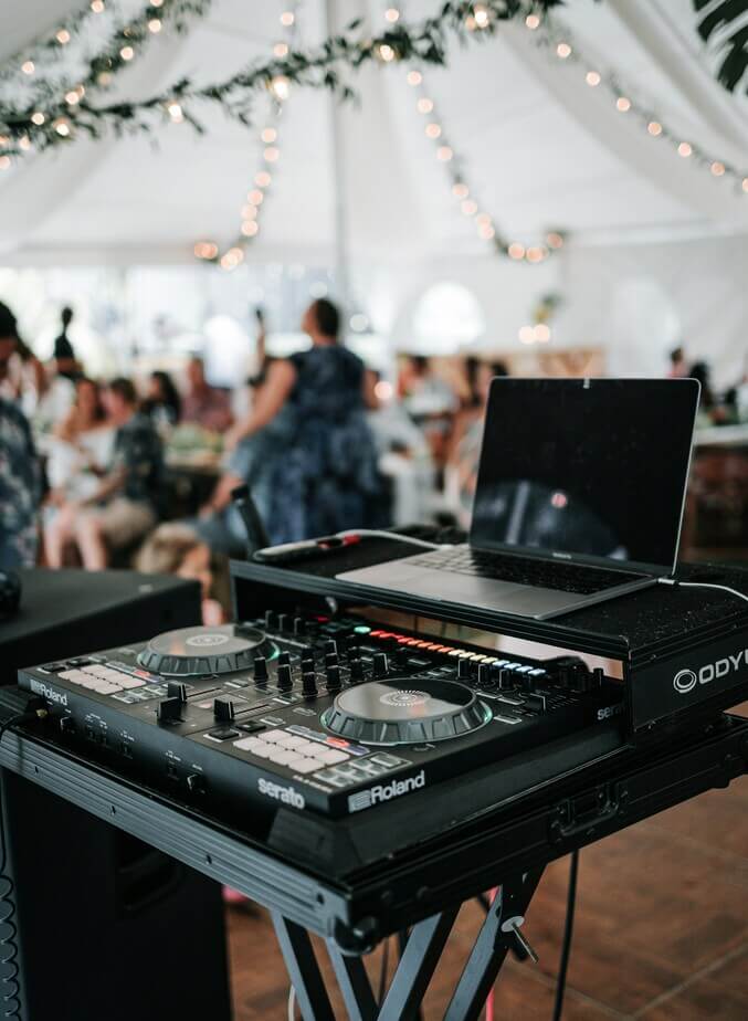 Equipo de DJ listo para ambientar un evento