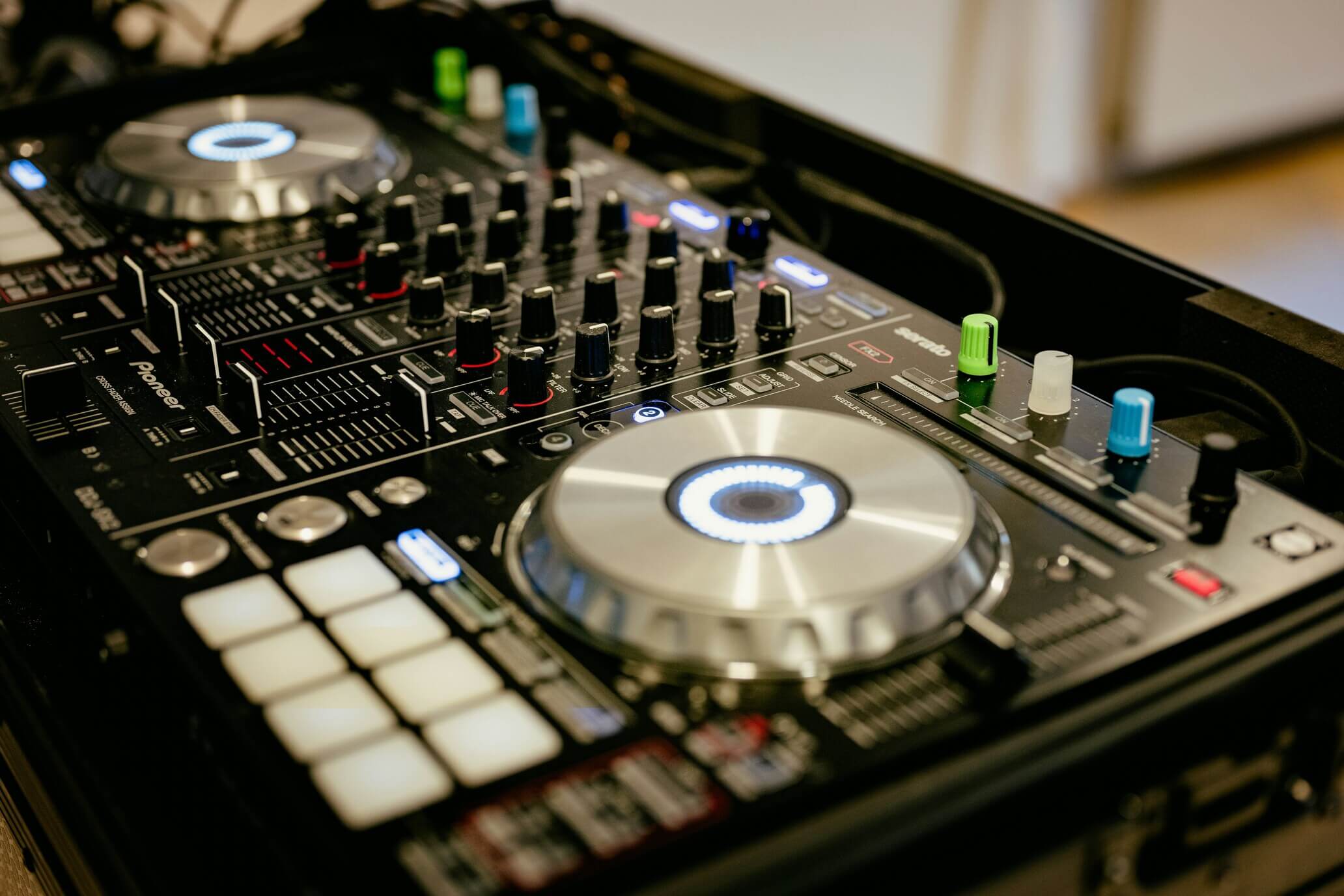Consola de mezcla de DJ preparada para musicalizar la celebración